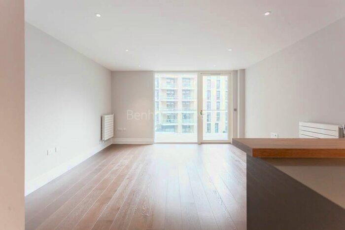 2 Bedroom Flat To Rent In Queenshurstsquare, Kingston Upon Thames, KT2