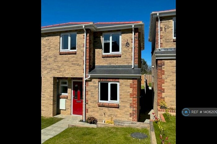 3 Bedroom Semi-Detached House To Rent In Stilt House Close, Cowes, PO31