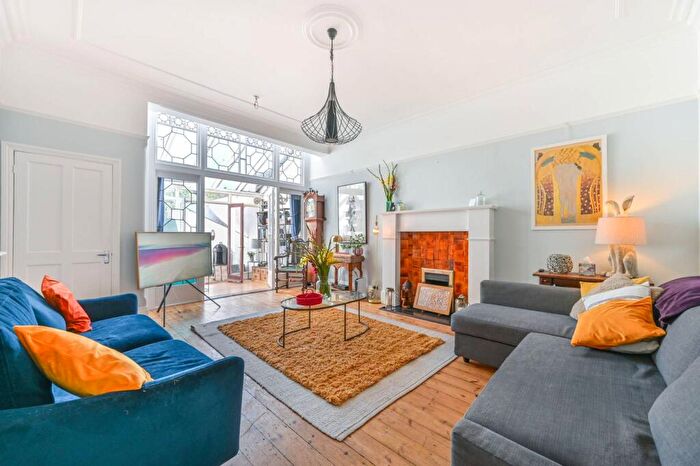 3 Bedroom Flat For Sale In Exeter Road, Mapesbury Estate, London, NW2