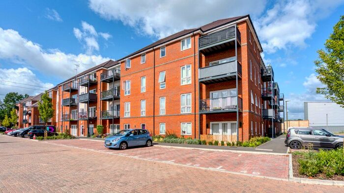 2 Bedroom Flat For Sale In Highwayman Grove, Chertsey, KT16