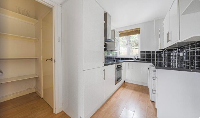 2 Bedroom Flat To Rent In Merlin Gardens, Bromley, BR1