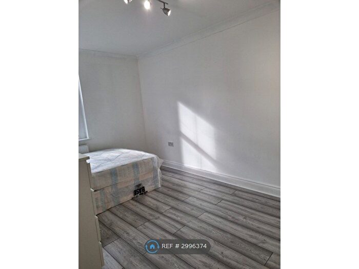 2 Bedroom Flat To Rent In White Chapel Road, London, E1