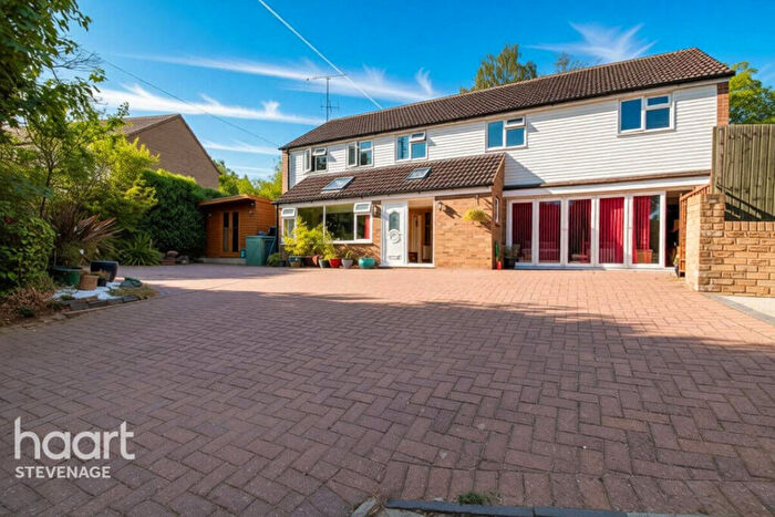 5 Bedroom Detached House For Sale In Fir Close, Stevenage, SG2