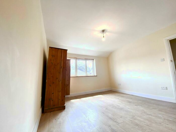 Studio To Rent In Kings Road, London Colney, St Albans, AL2