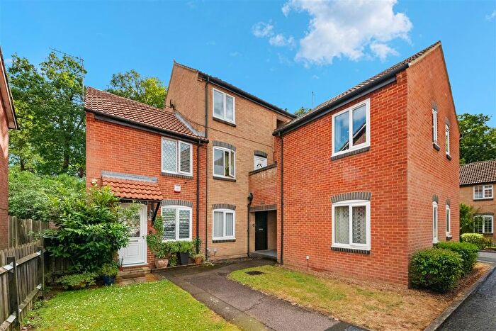 1 Bedroom End Of Terrace House For Sale In Salcombe Way, Hayes, UB4
