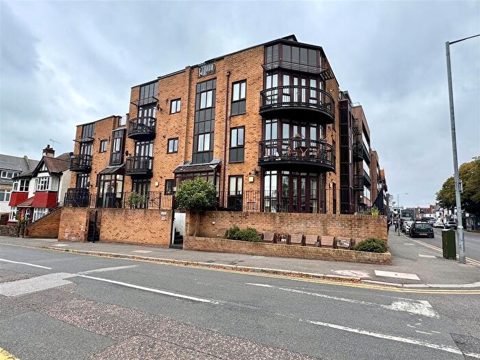 2 Bedroom Flat To Rent In Leigh Cliff Road, Leigh-On-Sea, SS9