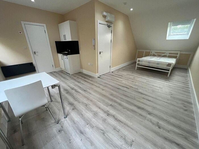 Studio To Rent In Brentmead Place, London, NW11