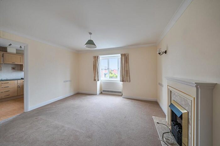 2 Bedroom Retirement Property For Sale In Hancock Drive, Luton, LU2