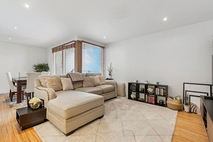 2 Bedroom Flat To Rent In Wingate Square, Clapham, SW4