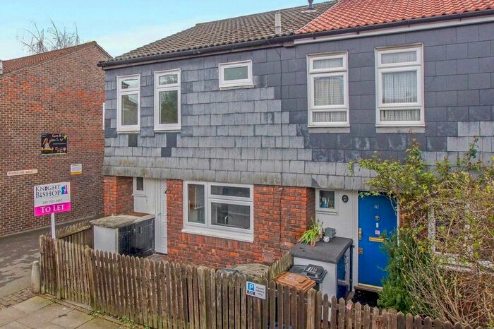 3 Bedroom Property To Rent In Rivington Walk, London Fields, E8