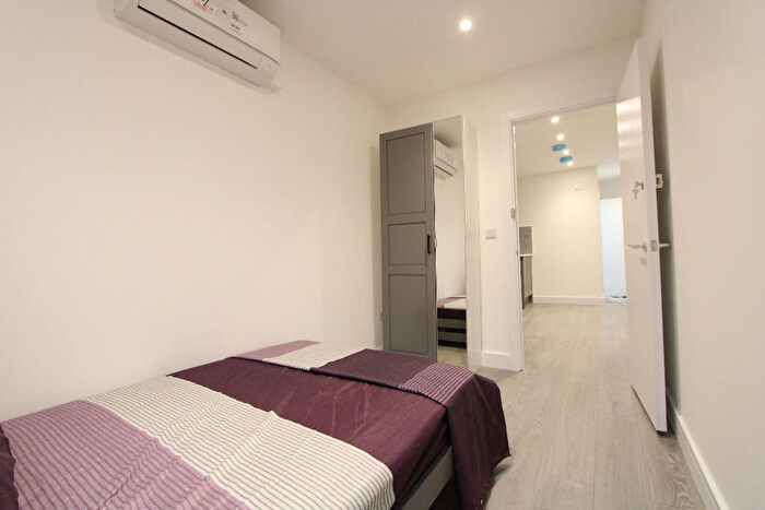 3 Bedroom Flat To Rent In Parkgate Road, London, SW11