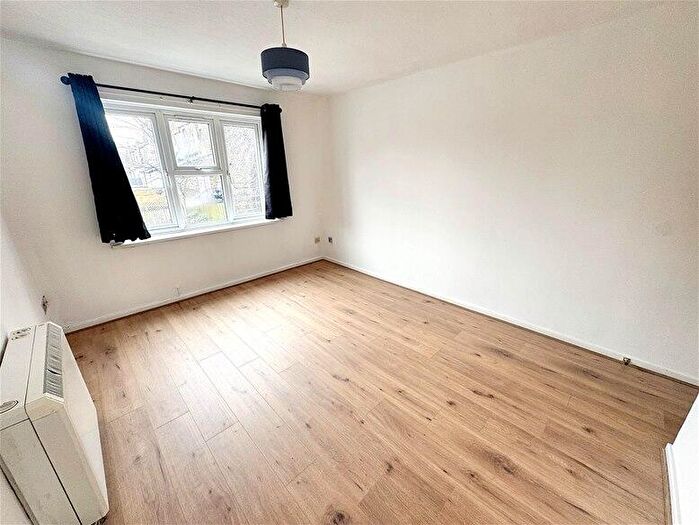 1 Bedroom Flat To Rent In Turnstone Close, Plaistow, E13