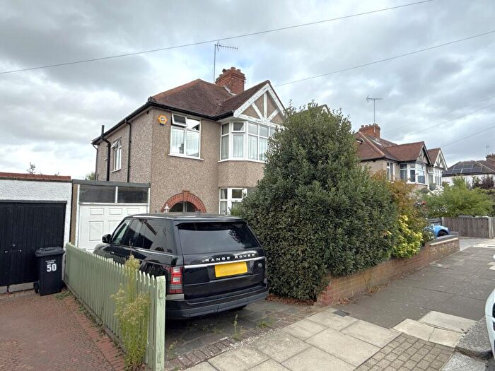3 Bedroom Semi-Detached House For Sale In Byng Road, Barnet, EN5