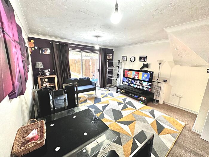 2 Bedroom House To Rent In Heathside Close, Ilford, IG2