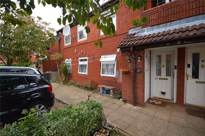 2 Bedroom Maisonette For Sale In Wolston Close, Luton, Bedfordshire, LU1
