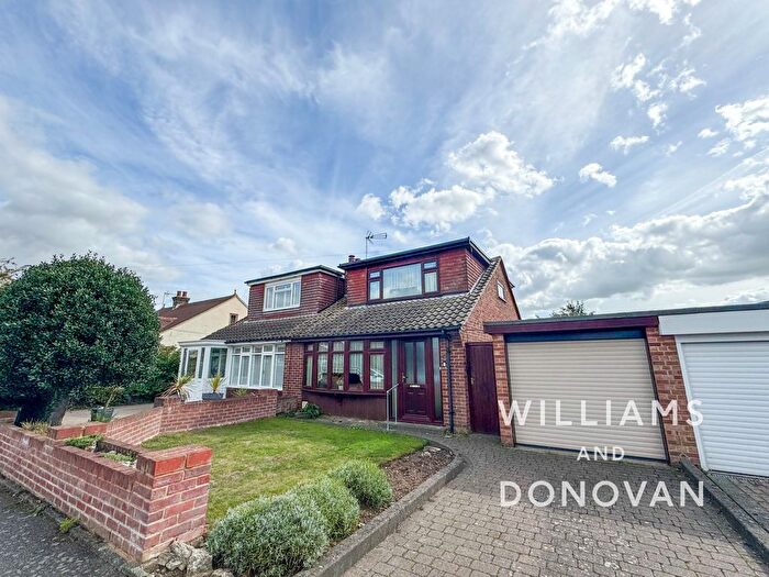 3 Bedroom Semi-Detached House For Sale In Eastbury Avenue, Rochford, SS4