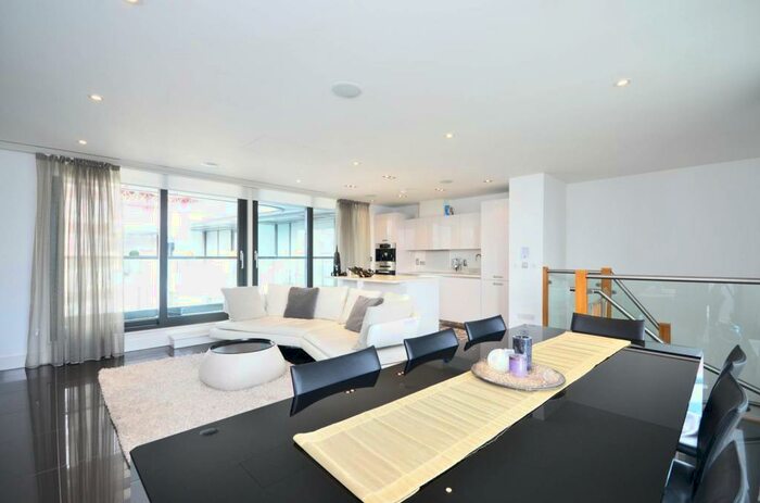 3 Bedroom Flat To Rent In Leman Street, Aldgate, London, E1