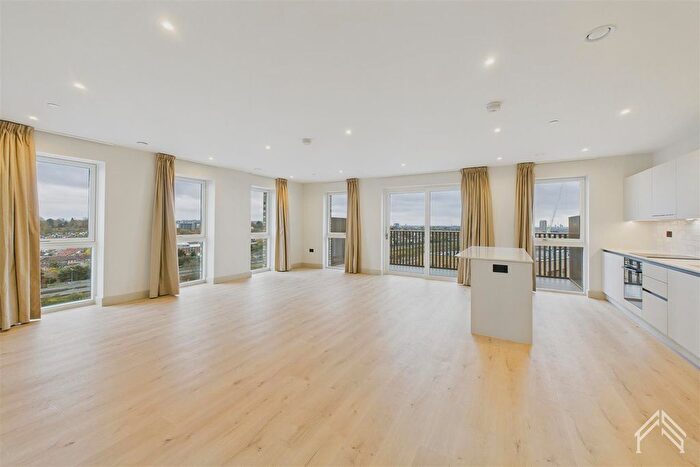 3 Bedroom Flat To Rent In The Draper, London, NW9