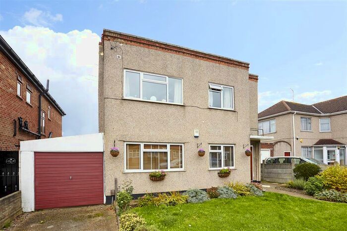 2 Bedroom Flat To Rent In Mahlon Avenue, Ruislip, HA4