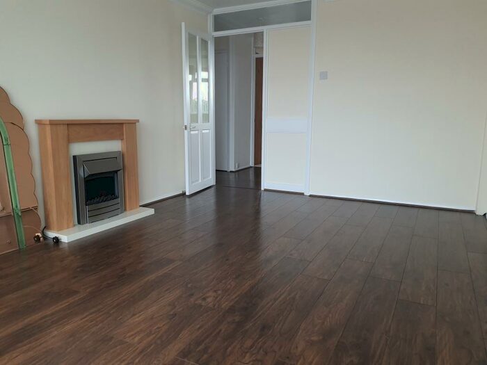 2 Bedroom Apartment To Rent In Duncombe Drive, Dunstable, LU5