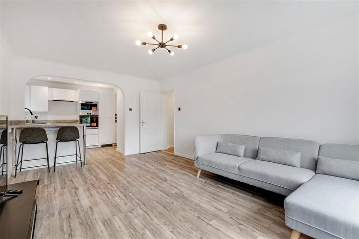 2 Bedroom Flat To Rent In Grand Drive, London, SW20