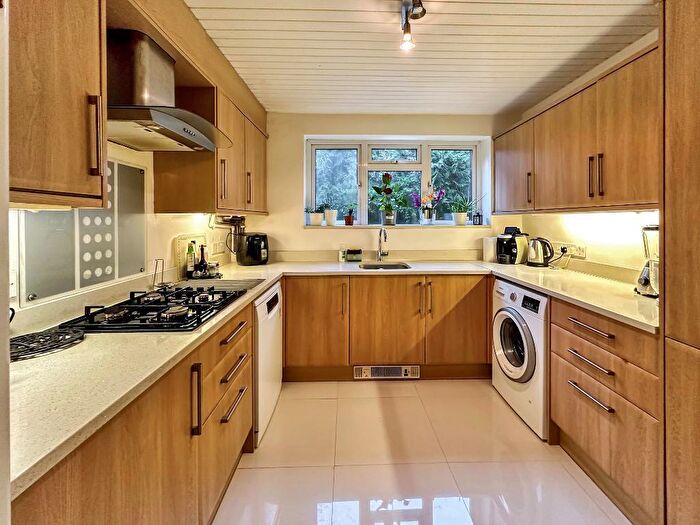 2 Bedroom Flat For Sale In Beech Avenue, Sanderstead, Surrey, CR2