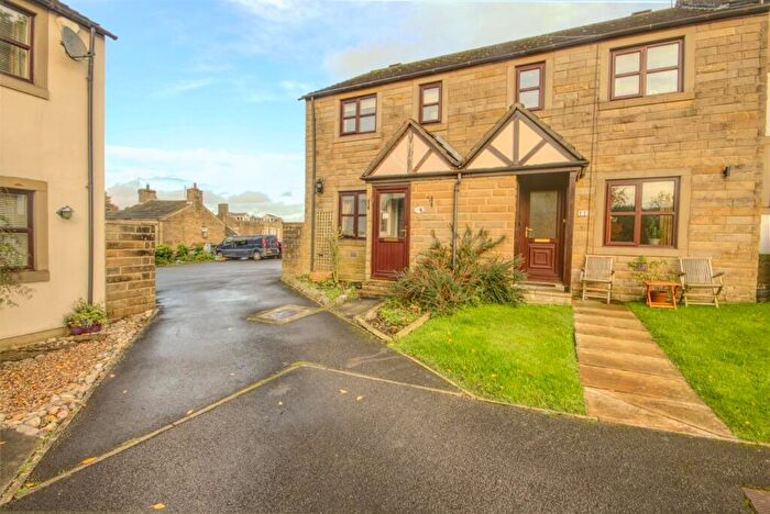 3 Bedroom Town House To Rent In Westwood, Carleton, BD23