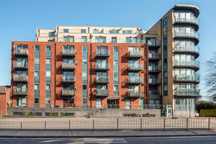 2 Bedroom Apartment To Rent In Slough, Berkshire, SL1