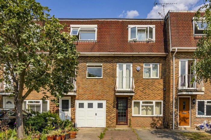 4 Bedroom Flat To Rent In Rowan Close, London, W5