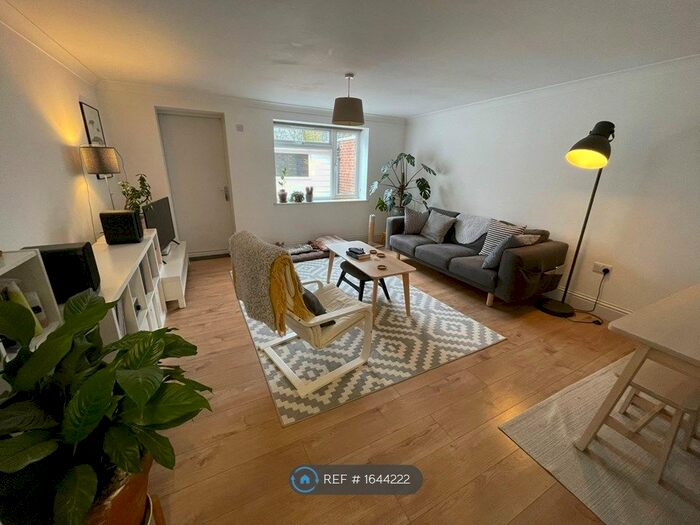 2 Bedroom Flat To Rent In High Street, Alton, GU34