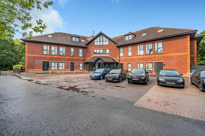 2 Bedroom Flat To Rent In Wokingham, Berkshire, RG40