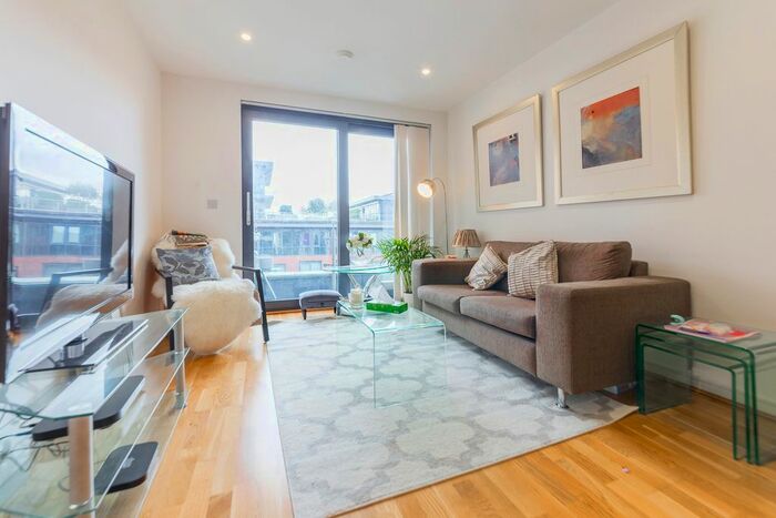 1 Bedroom Flat To Rent In College House, Putney Hill, Putney, London, SW15