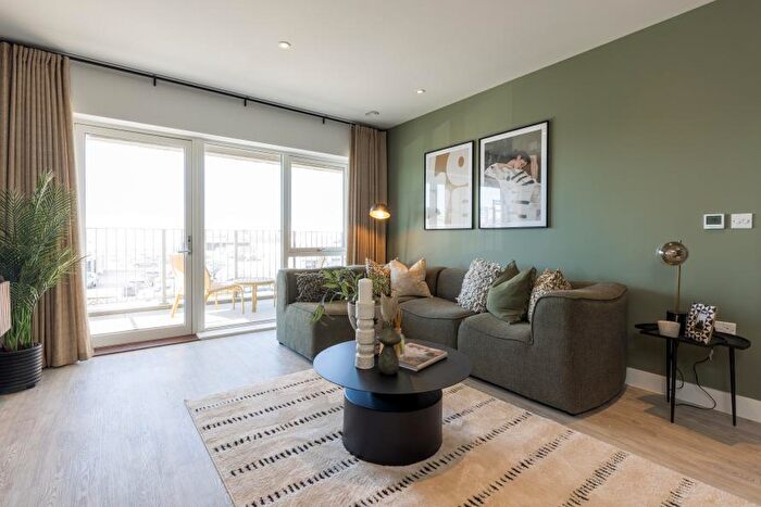 2 Bedroom Apartment For Sale In Newmarket Road, Cambridge, CB5