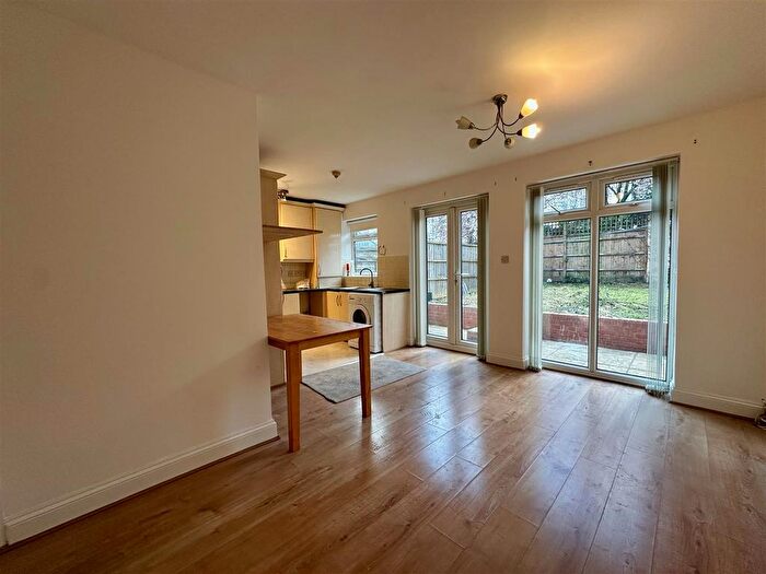 2 Bedroom Flat To Rent In Queens Road, London, SW19