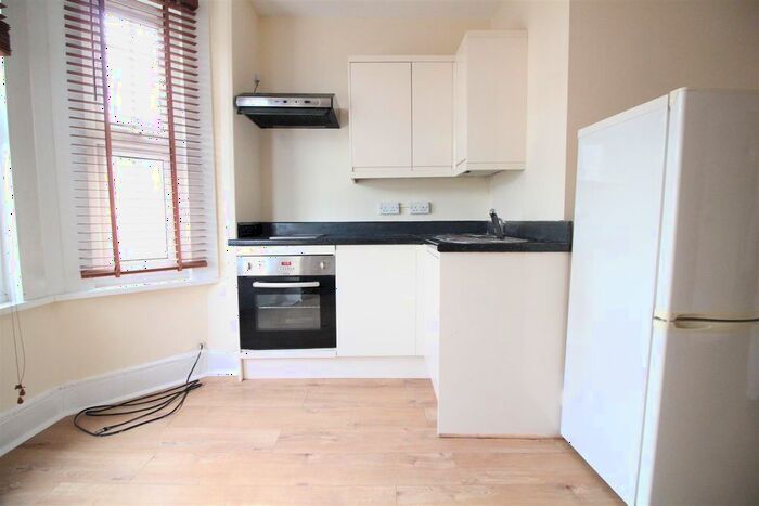 1 Bedroom Flat To Rent In Chertsey Bridge Road, Chertsey, KT16