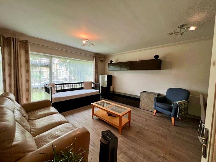 2 Bedroom Flat To Rent In Oak Tree Close, Ealing, W5