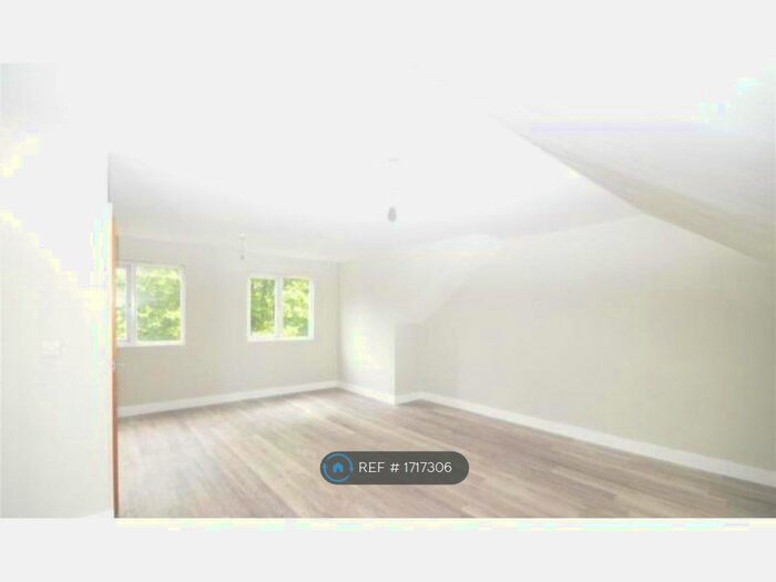 2 Bedroom Flat To Rent In Bowes Rd, South Gate, N11