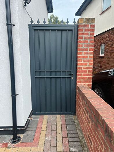 1 Bedroom Flat To Rent In Violet Avenue, Uxbridge, UB8