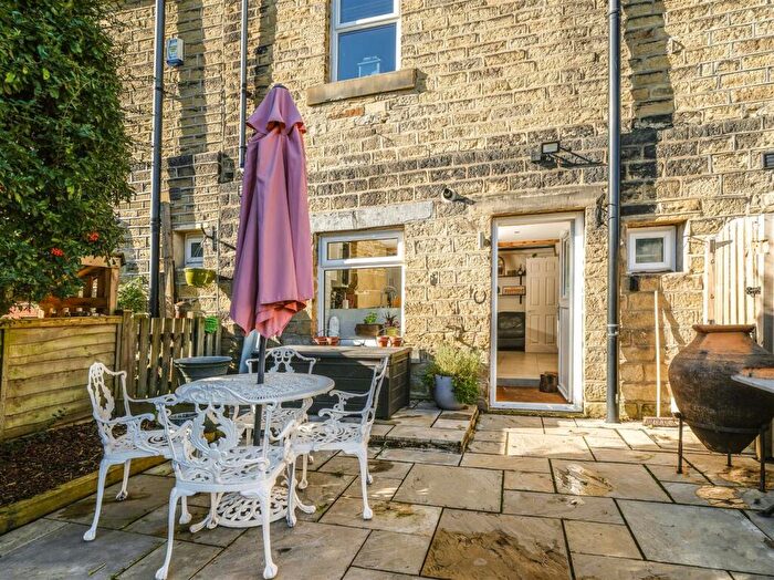 2 Bedroom Cottage For Sale In Woodhead Road, Honley, HD9