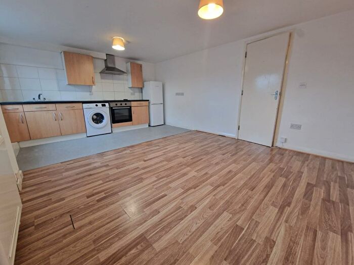 3 Bedroom Flat To Rent In Milliners Court, Milliners Way, Luton, Bedfordshire, LU3