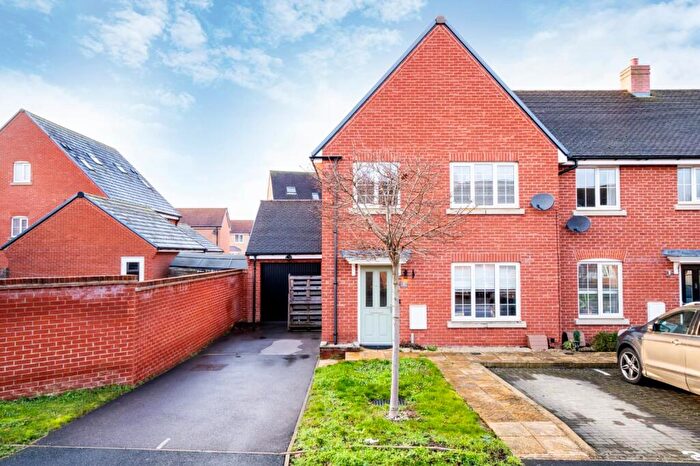 4 Bedroom End Of Terrace House For Sale In Marjorie Close, Aylesbury, HP18