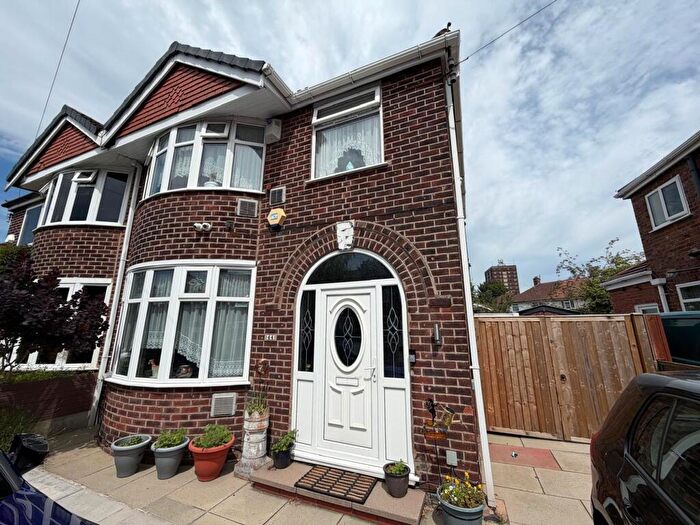 3 Bedroom Semi-Detached House For Sale In Lincoln Avenue, Stretford, M32