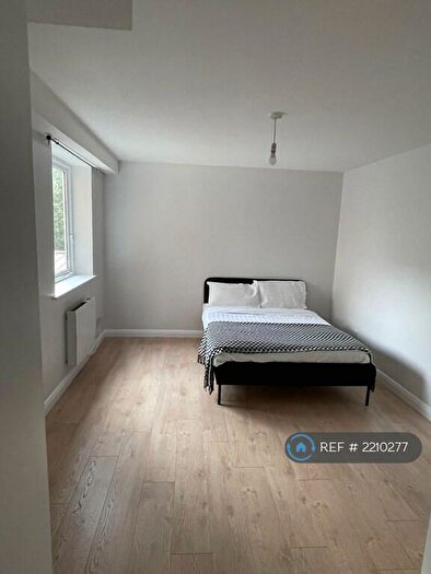 2 Bedroom Flat To Rent In Felixstowe Court, London, E16