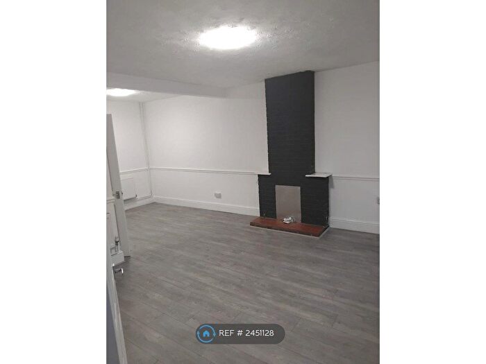 3 Bedroom End Of Terrace House To Rent In Beeson Grove, Grimsby, DN31