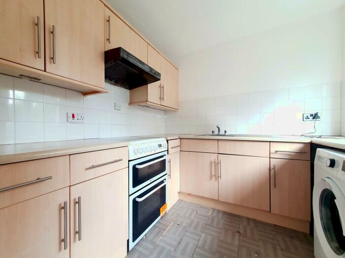 2 Bedroom Flat To Rent In Maltby Drive, Enfield, EN1