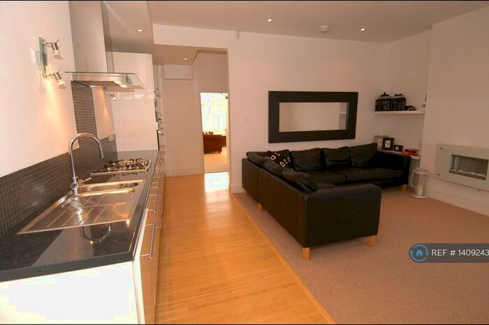 3 Bedroom Flat To Rent In Birkenhead Road, Hoylake, Wirral, CH47