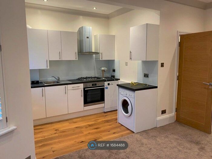 3 Bedroom Flat To Rent In Norbury, London, SW16