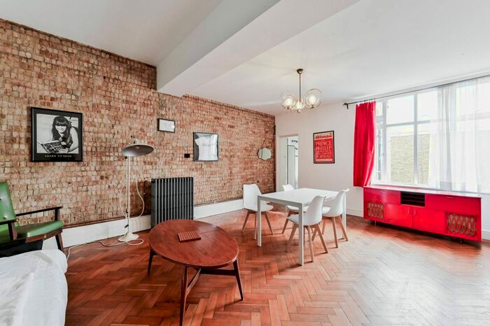 3 Bedroom Flat To Rent In Stoke Newington High Street, Stoke Newington, London, N16