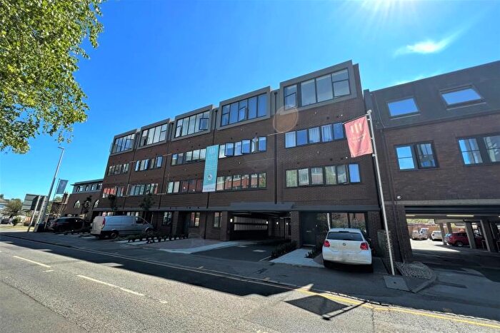 1 Bedroom Flat To Rent In Chertsey Road, Woking, GU21