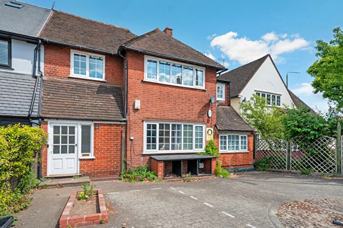 3 Bedroom Flat To Rent In Upper Richmond Road West, Richmond, TW10